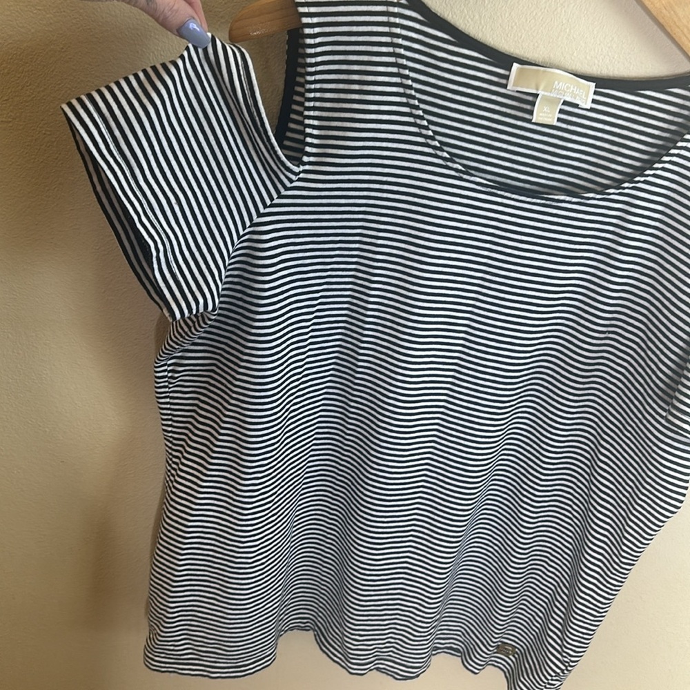 Michael Kors Cold Shoulder Short Sleeved Top Size XL Black White Striped - Picture 3 of 9